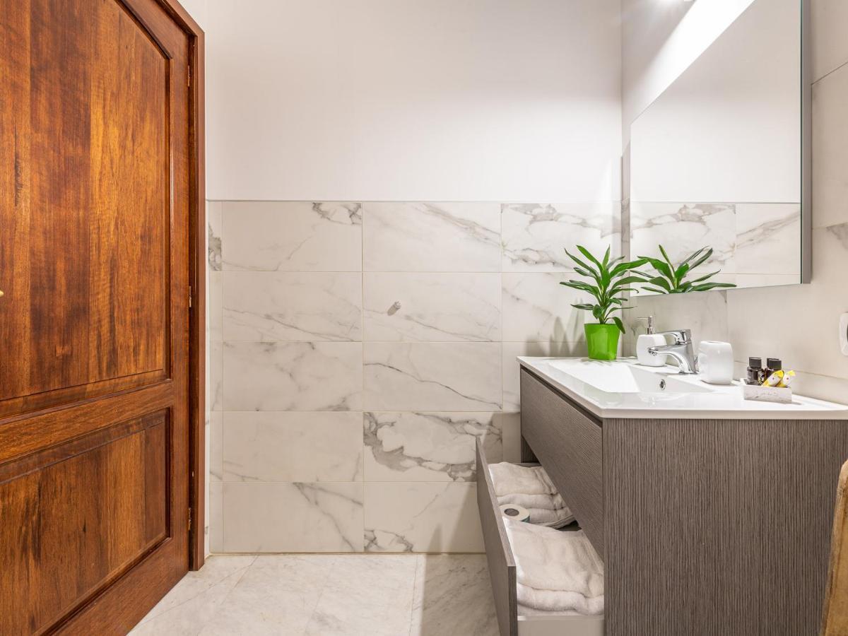 Relais La Lanterne Hotel Каляри Екстериор снимка