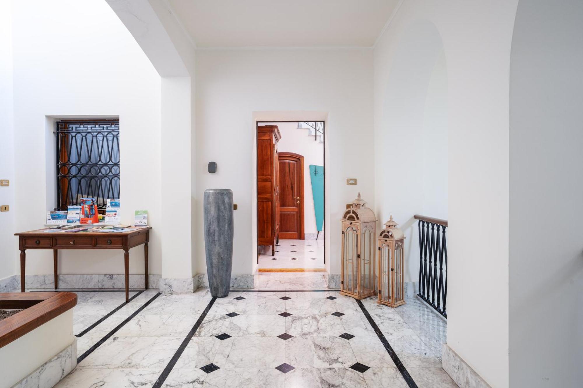 Relais La Lanterne Hotel Каляри Екстериор снимка